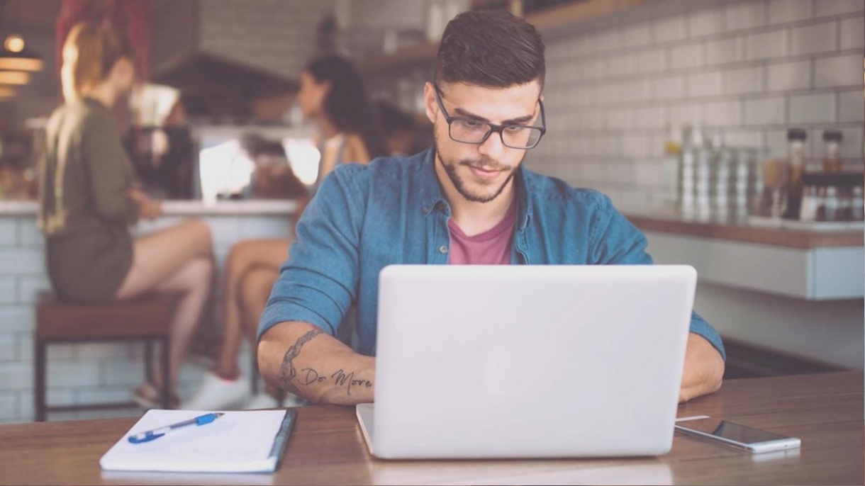 Participant travaillant sur des exercices de vocabulaire italien en ligne